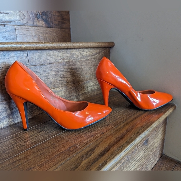 Pointy toe orange patent heels by Red circle. Women's size 10 - Picture 9 of 13
